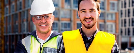 Trabajadores laborando en construción.