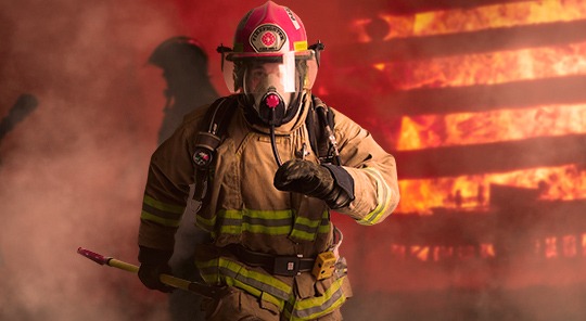 Personal durante un incendio con equipo de respiración autónoma.