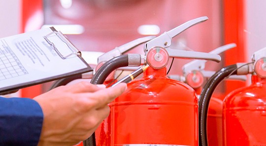 Supervisando lote de extintores después del mantenimiento y recarga.