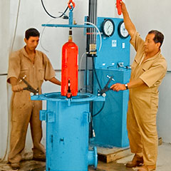 Verificando la resistencia del cilindro del extintor a través de una prueba hidrostatica.