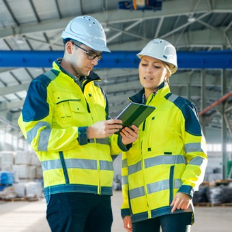 Especialistas en Seguridad Industrial revisando instalaciones.