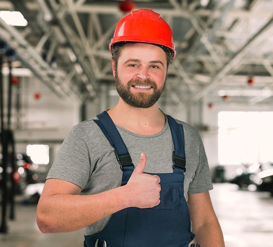 Especialista laborando en planta industrial.