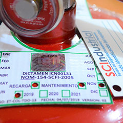Mostrando certificado de cumplimiento de la NOM-154-SCFI-2005 y sus hologramas de control emitido por SCIndustrial.