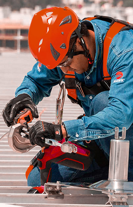 Laborando en una construcción con EPP