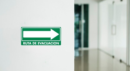 Señaletica de seguridad industrial usada en oficinas.