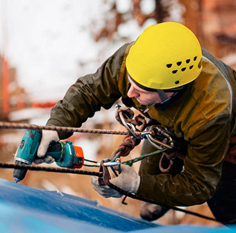 Trabajando en las alturas con equipo de protección